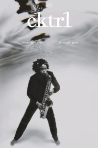 CKTRL jouant du saxophone sur un fond gris