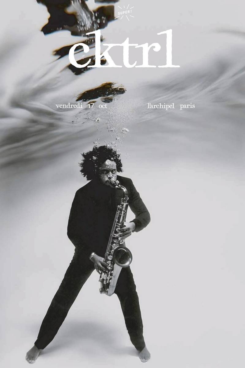 CKTRL jouant du saxophone sur un fond gris